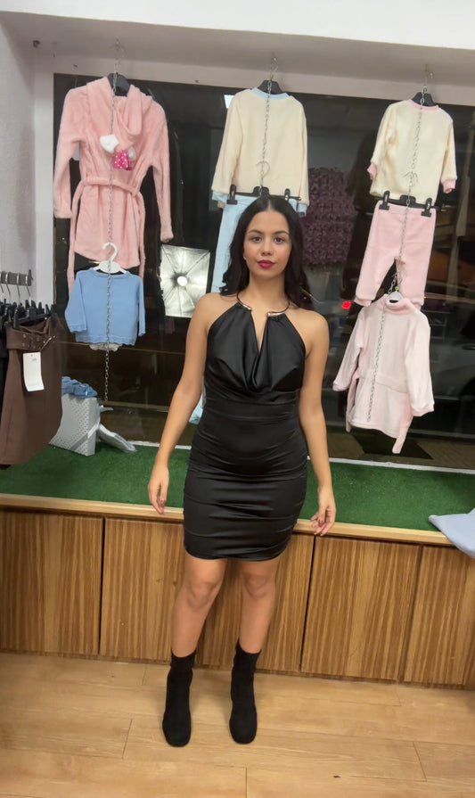 Vestido collar corto